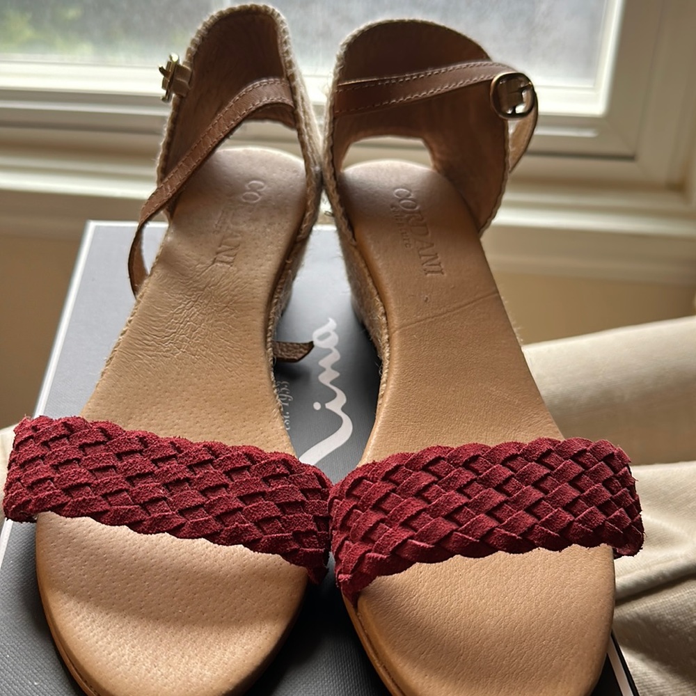 Cordani Wedge, maroon, burgundy, boho
2" Heel new without tags